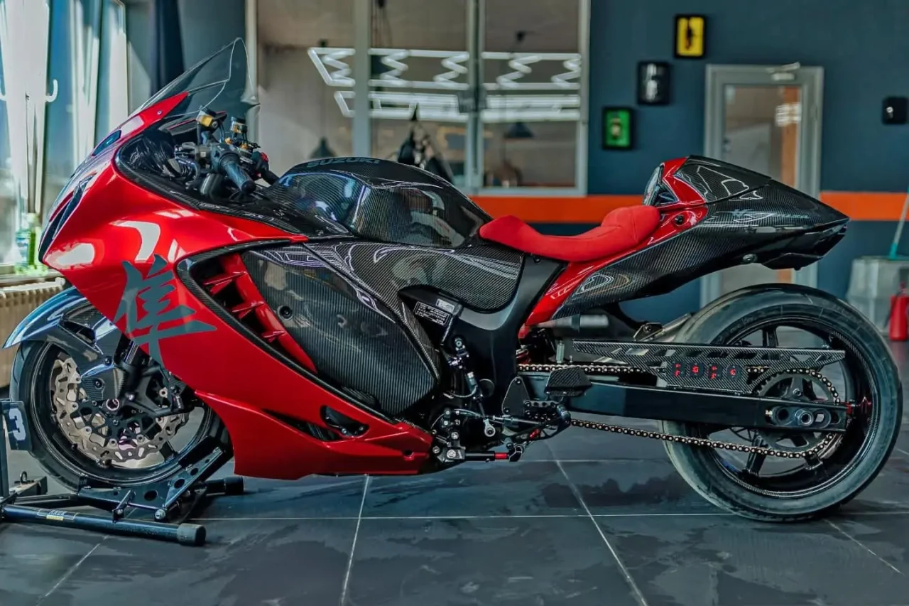 DME Racing Motorcycle Parts DME Aluminum Swingarm for Suzuki Hayabusa 2022-2026, mounted on a sport motorcycle with black and red carbon fiber bodywork.