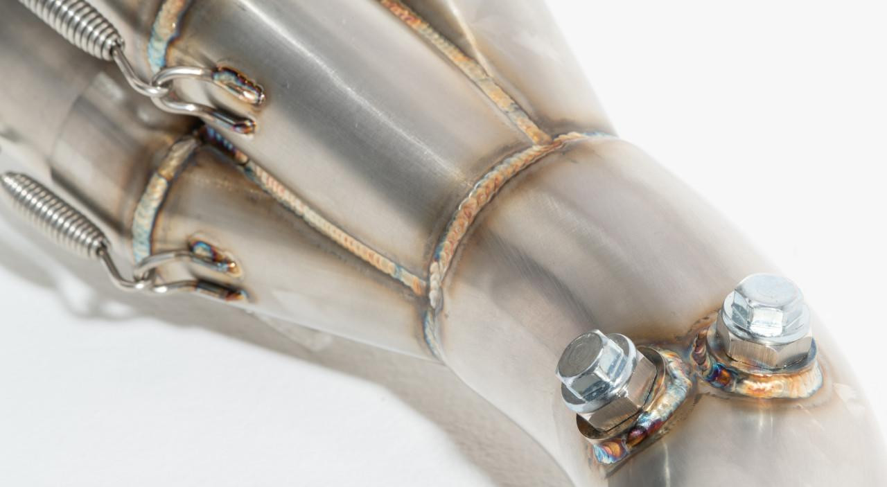VooDoo Big Tube Sidewinder Black Exhaust Suzuki Hayabusa (22-25), close-up of the stainless steel motorcycle exhaust pipe showing welded joints and bolts.