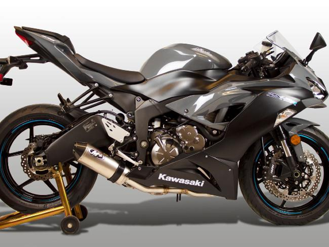 M4 Performance Exhausts M4 Street Slayer Titanium Exhaust Kawasaki ZX-6R (09-25), high-performance titanium exhaust system installed on a Kawasaki ZX-6R motorcycle, designed for enhanced sound and power.