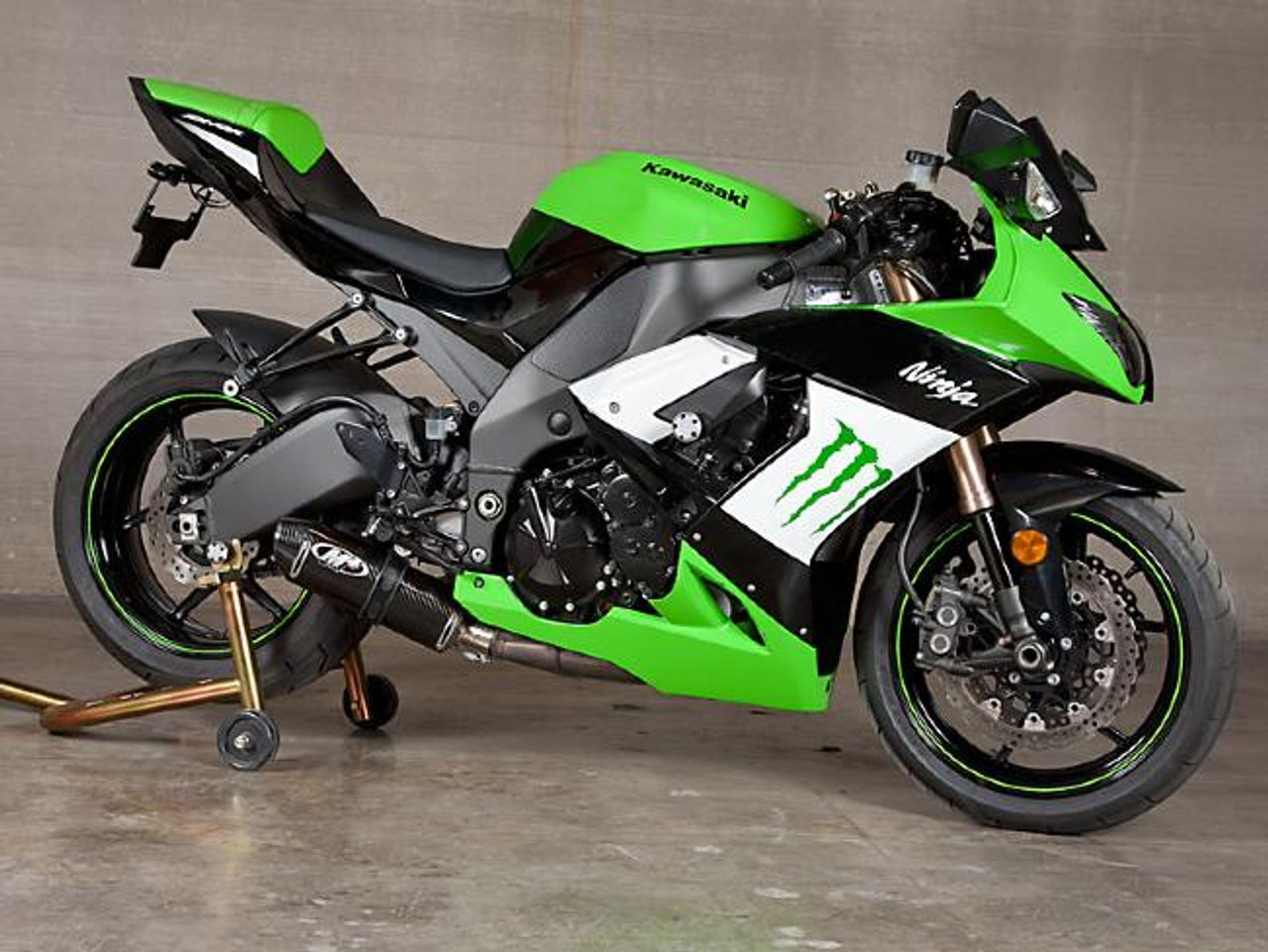 M4 Performance Exhausts M4 Street Slayer Carbon Slip On Exhaust Kawasaki ZX-10R (08-10), a green and black sport motorcycle with aftermarket exhaust system.