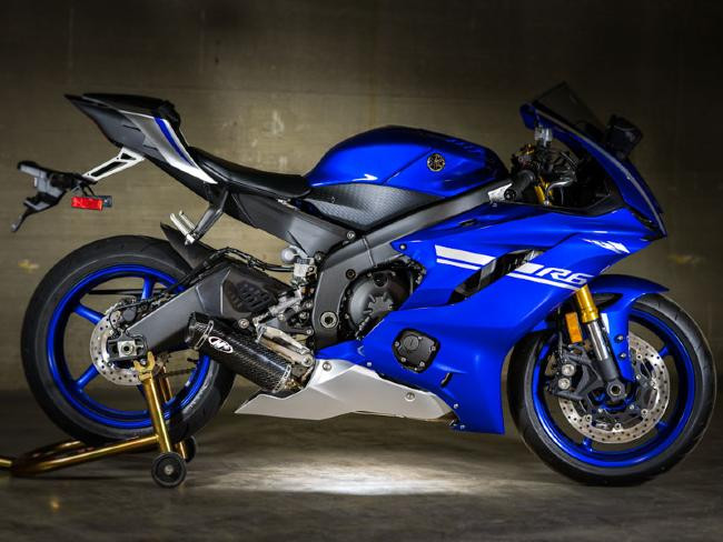M4 Performance Exhausts M4 Carbon Fiber Full System Yamaha YZF-R6 (06-20), blue sport motorcycle with carbon fiber exhaust and full performance exhaust system.