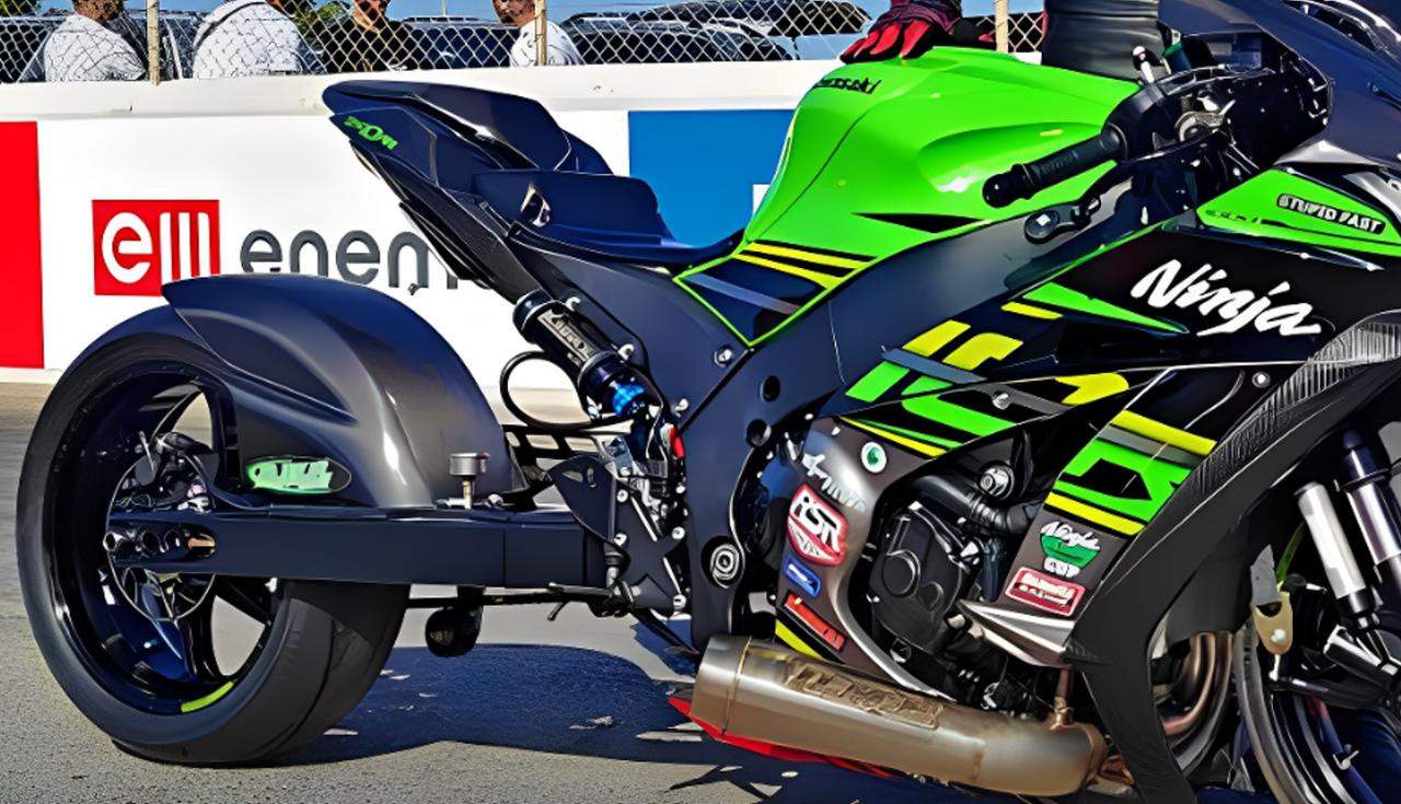 DME Aluminum Swingarm Kawasaki ZX10R (21-25), close-up view of the black aluminum motorcycle swingarm installed on a Kawasaki Ninja ZX10R with green and black bodywork.