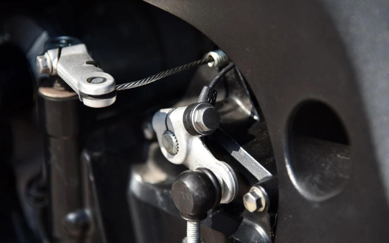 Healtech Quickshifter Suzuki GSXR1000 (01-16), close-up view of the quickshifter mechanism installed on the motorcycle's gear shift area.