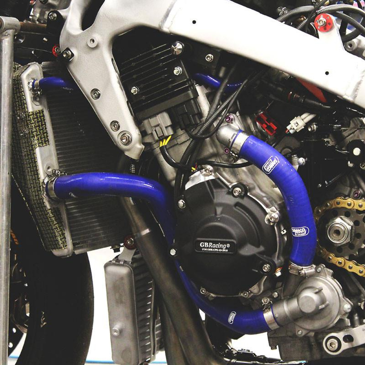 Samco Sport Silicone Radiator Hose Kit Suzuki GSXR1000 (17-25), blue silicone radiator hoses installed in motorcycle engine for cooling system Samco Sport Silicone Radiator Hose Kit Suzuki GSXR1000 (17-25), blue silicone radiator hoses installed in motorcycle engine for cooling system