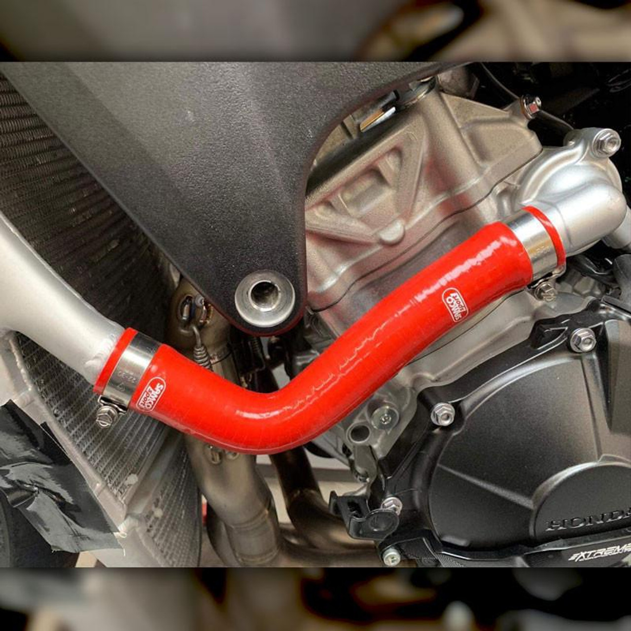 Samco Sport Silicone Radiator Hose Kit Honda CBR1000RR-R (20-25), red silicone radiator hose installed in motorcycle engine. Samco Sport Silicone Radiator Hose Kit Honda CBR1000RR-R (20-25), red silicone radiator hose installed in motorcycle engine.