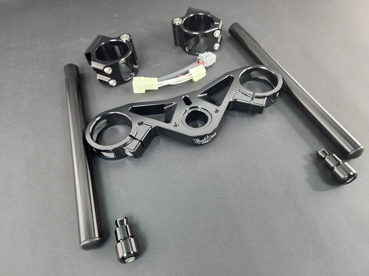 VooDoo Top Triple Tree Complete Kit Suzuki GSXR1000 (09-16), motorcycle steering stem and handlebar clamps with mounting hardware on a dark surface.