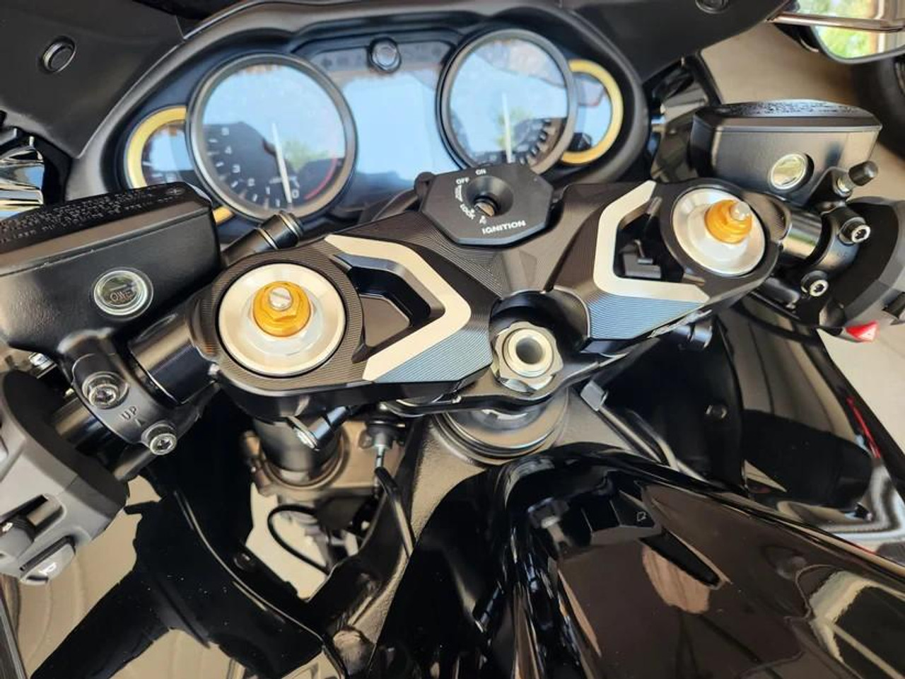 VooDoo Top Triple Tree Suzuki Hayabusa (22-25), motorcycle top triple tree replacement for Suzuki Hayabusa models from 2022 to 2025. VooDoo Top Triple Tree Suzuki Hayabusa (22-25), motorcycle top triple tree replacement for Suzuki Hayabusa models from 2022 to 2025.