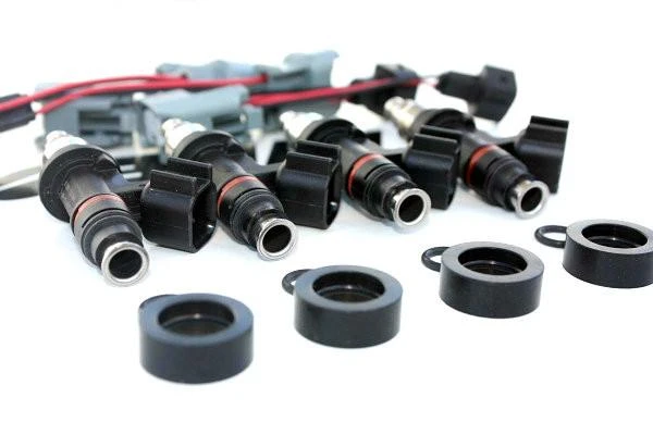 Schnitz Racing 40lb / 420cc Fuel Injector Kit for Suzuki GSX1300R Hayabusa (99-07), fuel injectors and sealing O-rings in black with red accents.