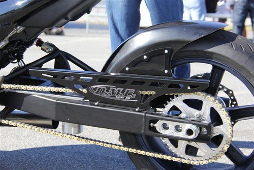 DME Aluminum Swingarm Kawasaki ZX12 (00-05), close-up of the black motorcycle swingarm with gold chain and chainring display