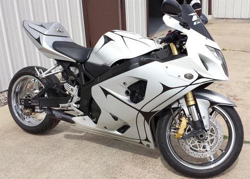 VooDoo Shorty Exhaust Suzuki GSXR1000, GSXR750, GSXR600 motorcycle, angles view of the aftermarket exhaust installed on a white sportbike with black decals and gold front suspension. VooDoo Shorty Exhaust Suzuki GSXR1000, GSXR750, GSXR600 motorcycle, angles view of the aftermarket exhaust installed on a white sportbike with black decals and gold front suspension.