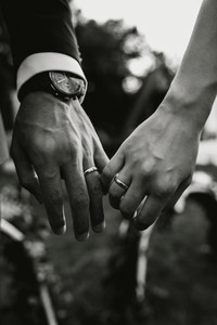 How Wedding Rings Symbolize Love and Commitment 