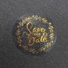 Label de 2" redondo con foil dorado, ya aplicado sobre una superficie. 