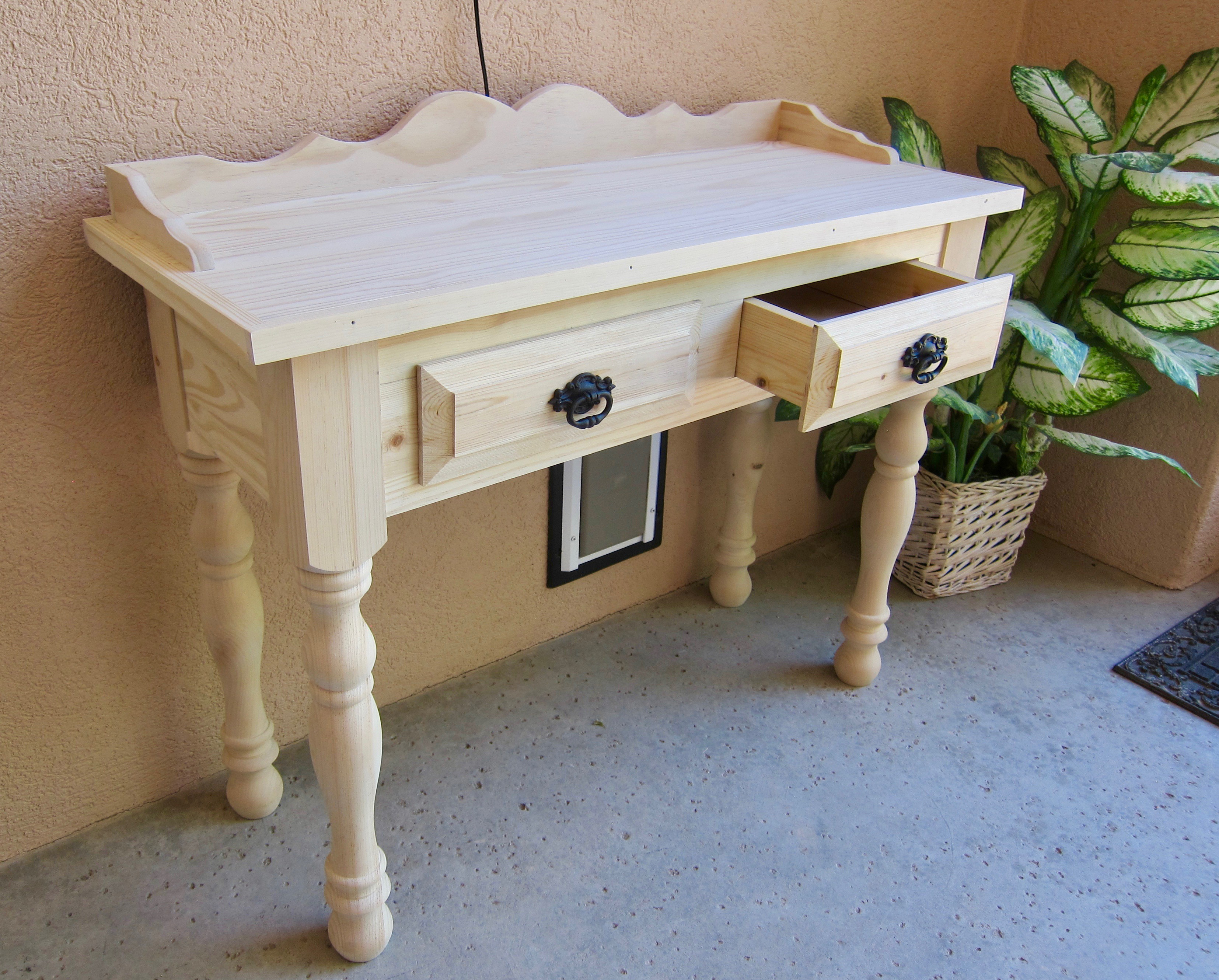 Table with Narrow Bedford Dining Table Leg