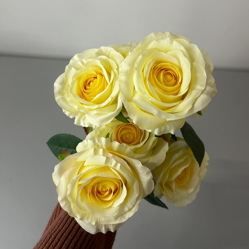 Camelot Pale Yellow Rose Bunch (7 Heads) 