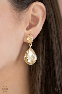 A dramatically oversized golden rhinestone teardrop swings from the bottom of a smaller rhinestone teardrop, linking into a glamorous lure. Earring attaches to a standard clip-on fitting.
Sold as one pair of clip-on earrings. A dramatically oversized golden rhinestone teardrop swings from the bottom of a smaller rhinestone teardrop, linking into a glamorous lure. Earring attaches to a standard clip-on fitting.
Sold as one pair of clip-on earrings.