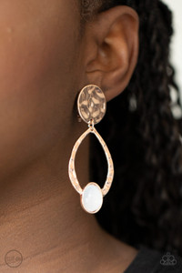 An opalescent white cat's eye stone dots the bottom of a hammered rose gold frame that links to a hammered rose gold disc, coalescing into a dreamy lure. Earring attaches to a standard clip-on fitting.
Sold as one pair of clip-on earrings. An opalescent white cat's eye stone dots the bottom of a hammered rose gold frame that links to a hammered rose gold disc, coalescing into a dreamy lure. Earring attaches to a standard clip-on fitting.
Sold as one pair of clip-on earrings.