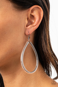 A dainty gunmetal chain-like wire is threaded through the center of an invisible tube, creating an edgy teardrop. Earring attaches to a standard fishhook fitting.
Sold as one pair of earrings. A dainty gunmetal chain-like wire is threaded through the center of an invisible tube, creating an edgy teardrop. Earring attaches to a standard fishhook fitting.
Sold as one pair of earrings.