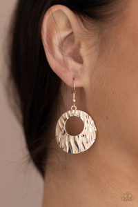 Rippling with texture, a beveled rose gold circular frame swings from the ear for a radiant look. Earring attaches to a standard fishhook fitting.
Sold as one pair of earrings. Rippling with texture, a beveled rose gold circular frame swings from the ear for a radiant look. Earring attaches to a standard fishhook fitting.
Sold as one pair of earrings.