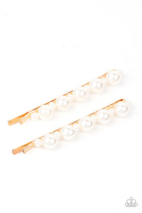Dainty and classic pearls alternate along a pair of gold bobby pins, creating a bubbly display.
Sold as one pair of decorative bobby pins. Dainty and classic pearls alternate along a pair of gold bobby pins, creating a bubbly display.
Sold as one pair of decorative bobby pins.
