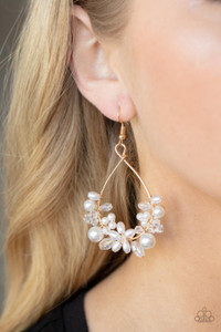 A bubbly collection of white pearls and white crystal-like beads are threaded along the bottom of a dainty gold wire hoop, creating twinkly floral accents.
Earring attaches to a standard fishhook fitting. A bubbly collection of white pearls and white crystal-like beads are threaded along the bottom of a dainty gold wire hoop, creating twinkly floral accents.
Earring attaches to a standard fishhook fitting.