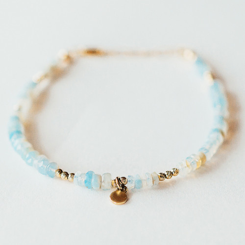 IRRIDESCENT BLUE OPAL AND 14KT GOLD BRACELET 14kt Gold