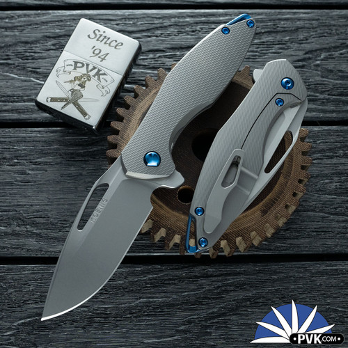 Koenig Knives Mini Arius Flipper, Burnished W/PF Blade, Corda Patterned Titanium Handles W/Blue HW & Blasted Clip