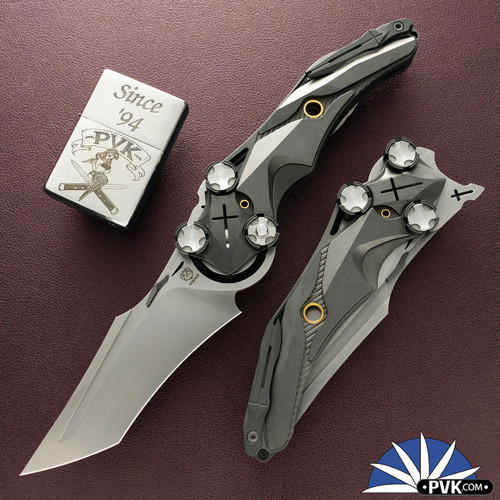 Poikilo Blade Mundus-Penitenta S, Pearlescent Stonewashed M390 Blade, Black Titanium Handle