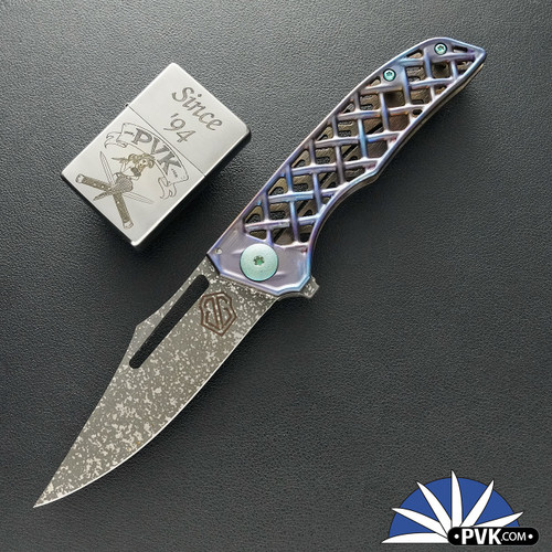 John Gray Slitter V2, Dark Rain Magnacut Harpoon Bowie Blade, Blurple Chain-link Pattern Titanium Handle And Clip, Green HW