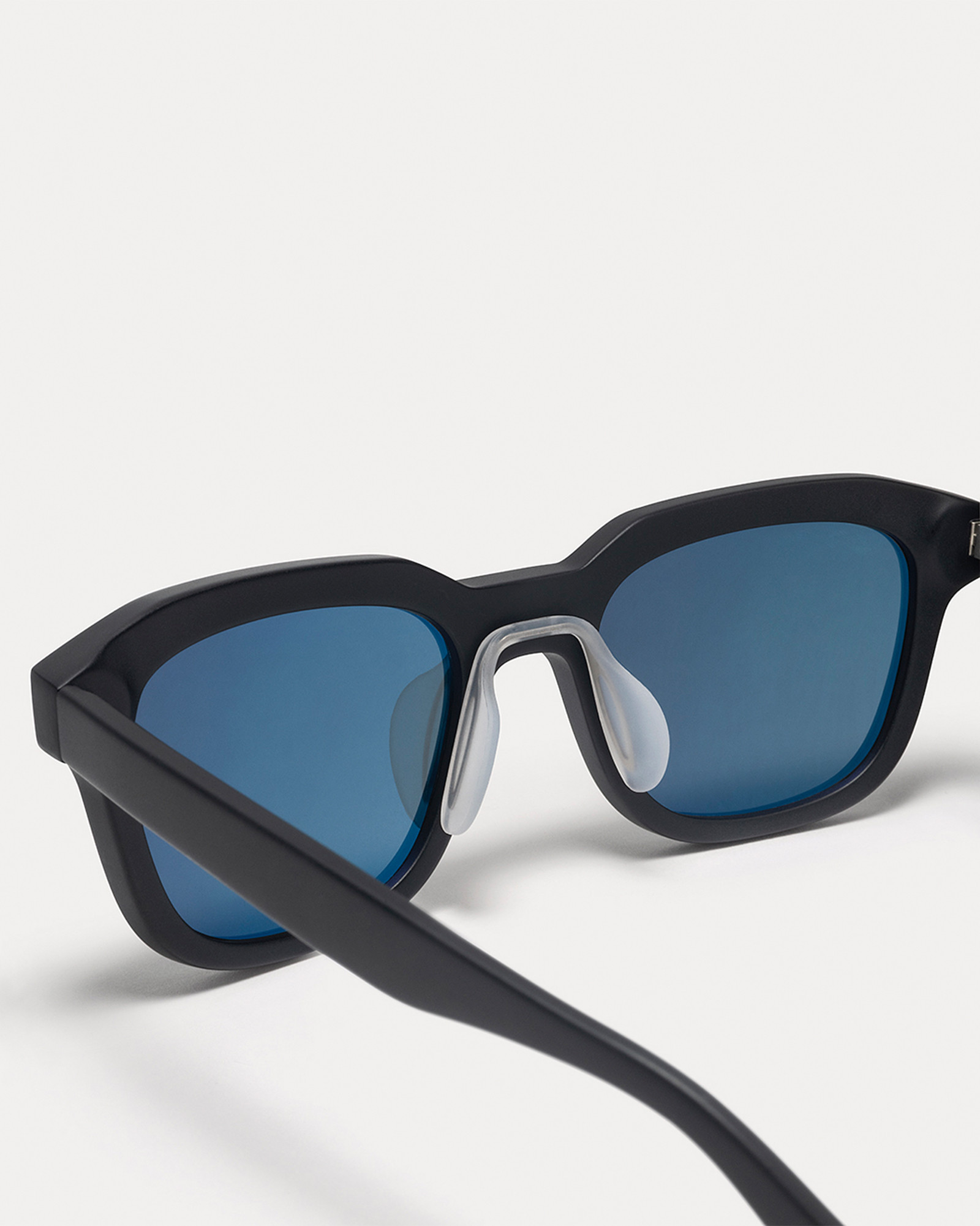 ARTICLE ONE AVALON 2.0 BLACK w/TR18 GREY  POLARIZED LENS DETAIL