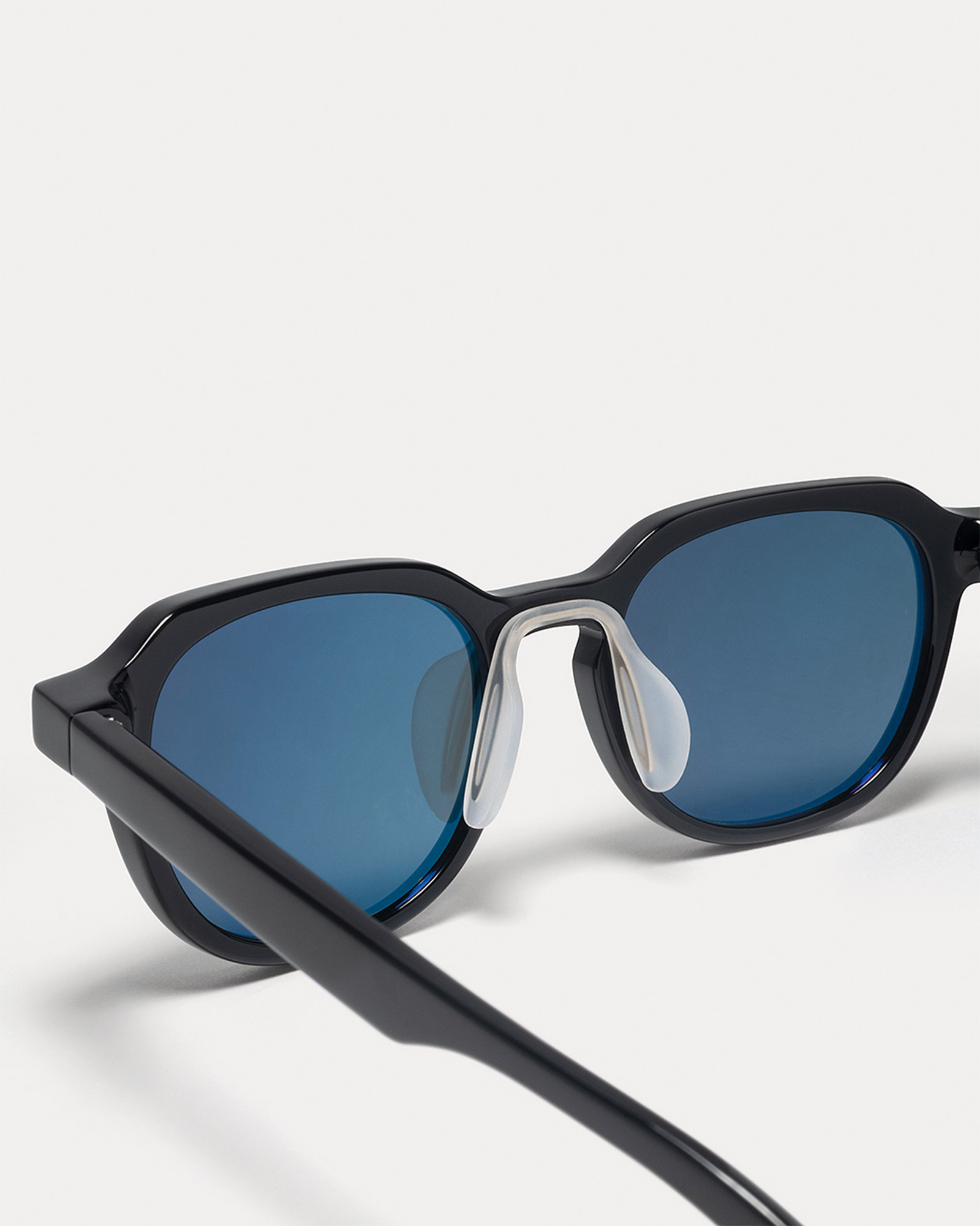 Article One Moon 2.0 BLACK w/TR18 GREY POLARIZED LENS Detail