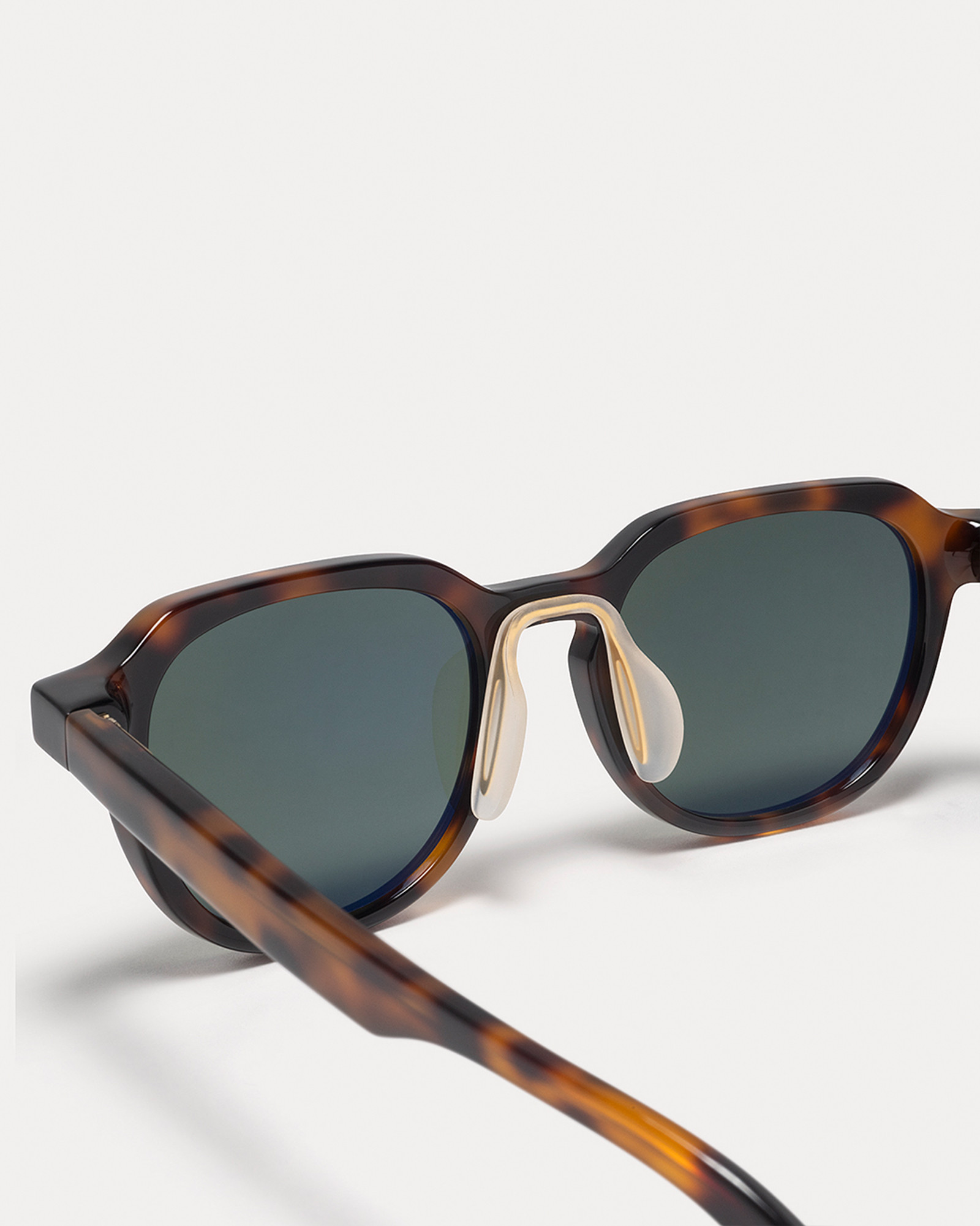 Article One Moon 2.0 TORTOISE w/TR18 GREEN POLARIZED LENS Detail