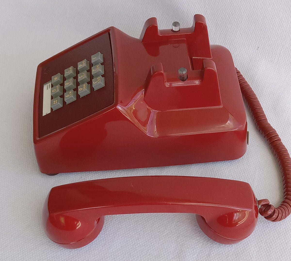 Red 2500 telephone is made by Western Electric and has a volume