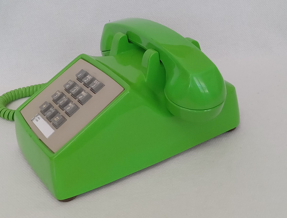 Stromberg Carlson 2500 touch tone desk telephone Lime Green