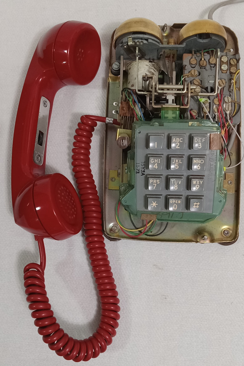Red 2500 telephone is made by Western Electric and has a volume