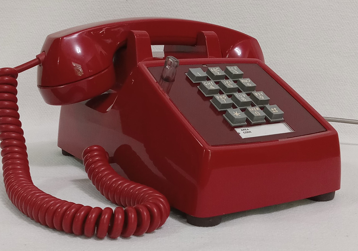 Red 2500 telephone is made by Western Electric and has a volume