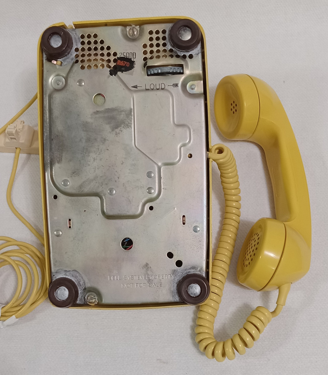 Western Electric 2500 series touchtone telephone in Yellow| Old