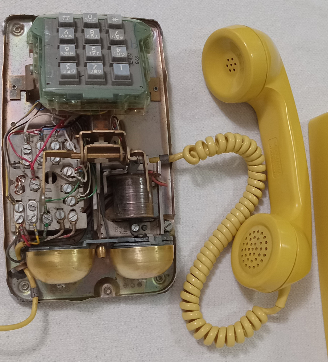 Western Electric 2500 series touchtone telephone in Yellow| Old