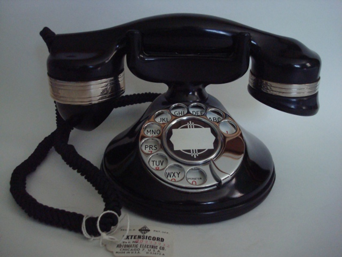 Automatic Electric Monophone 1A desktop telephone is an example of one of  the earliest elegant bakelite phones