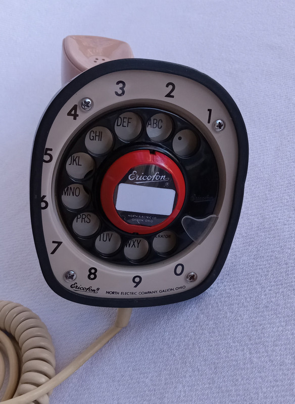  "Sandalwood" a milk chocolate color Ericofon 