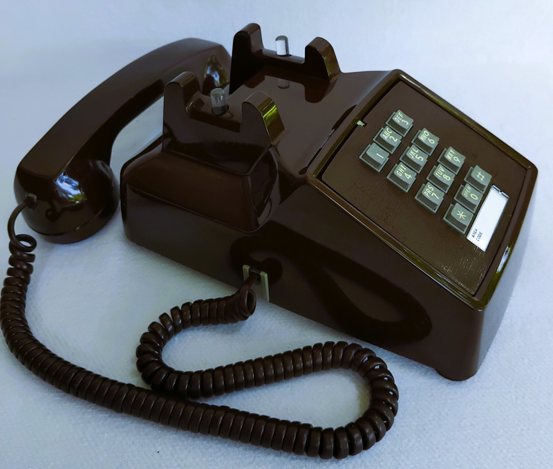 Stromberg Carlson / ITT 2500DM touch tone phone in Brown 