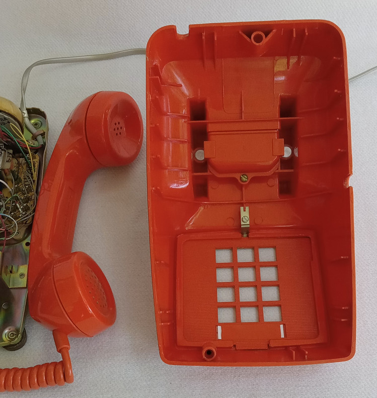 Stromberg Carlson 2500 touch tone telephone Orange 