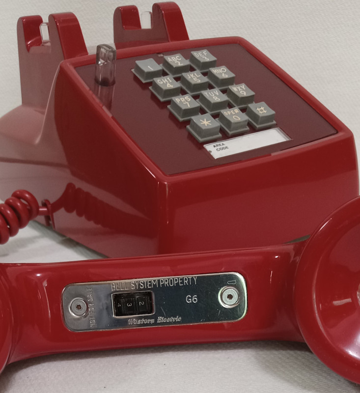 Red 2500 telephone is made by Western Electric and has a volume