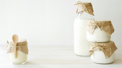 Making homemade kefir