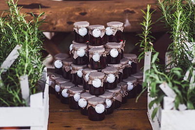 ​Make the perfect wedding favours with wedding jars