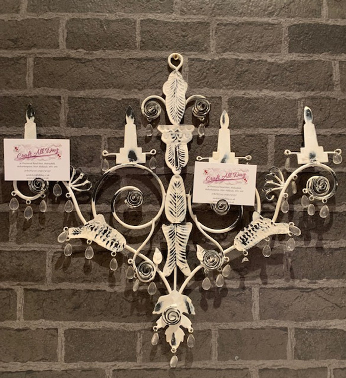 Melissa Frances - Chandelier Memo/Photo Holder - White

Vintage, shabby chic style, metal decoration to hold and display your favorite keepsakes and pictures.