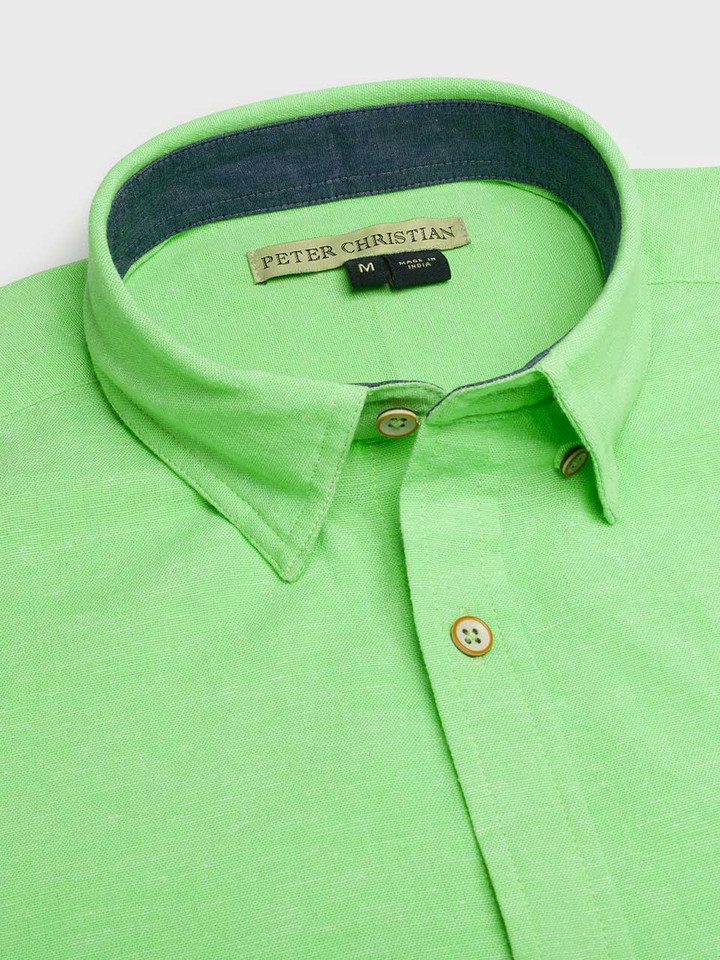 Men's Green Short Sleeve Linen and Cotton Shirt Collar close-up