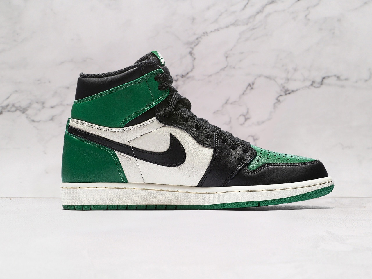 Air Jordan 1 Retro High ‘Pine Green’ – Premium Tumbled Leather & Classic Style