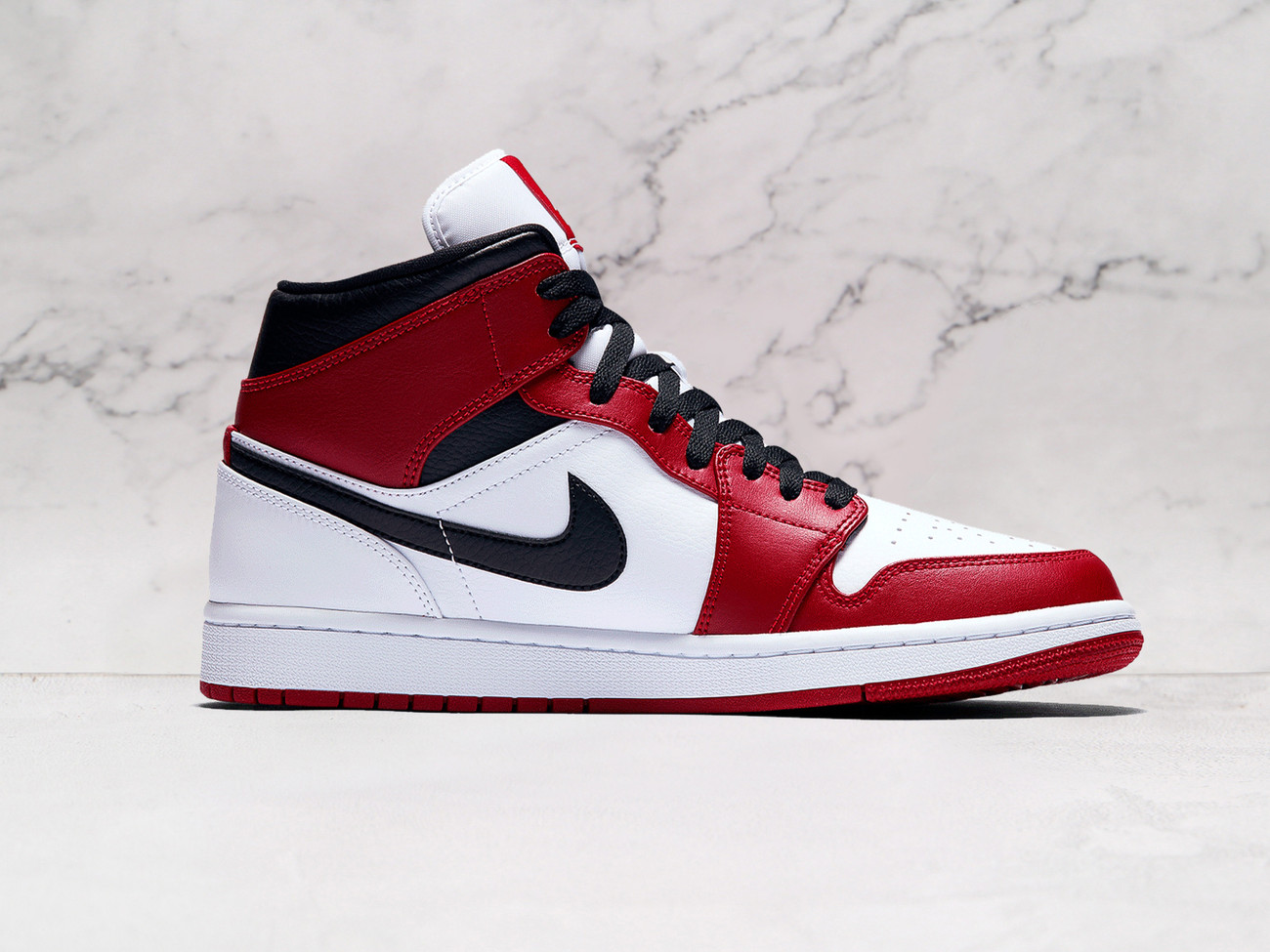 Air Jordan 1 Mid Chicago 2020 – Jumpman-Branded Tongue Tag and Air-Sole Cushioning