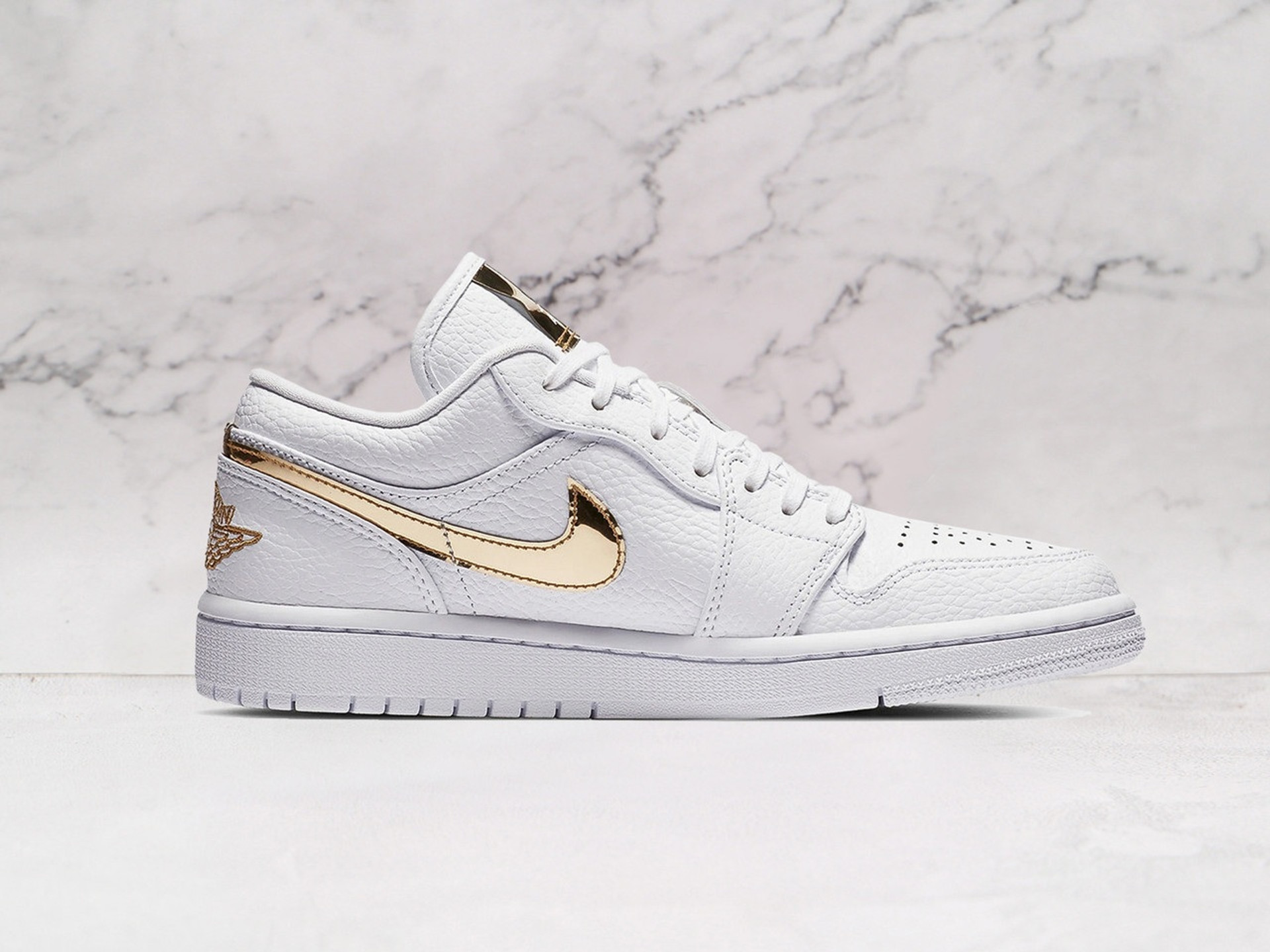 Air Jordan 1 Low SE Metallic Gold – Luxury and Comfort Combined