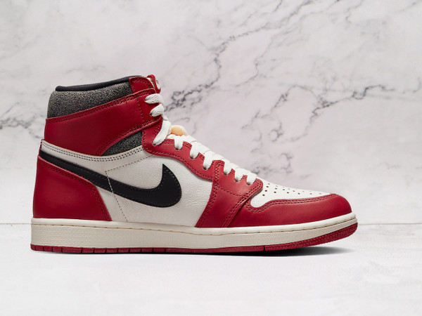 Jordan 1 Retro High Chicago – Close-Up of Vintage Midsole